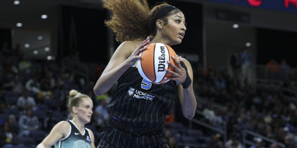 bob半岛体育官方网站-乃姐之风！里斯14投5中但狂抢8前板 拿到16分15板1助1断2帽