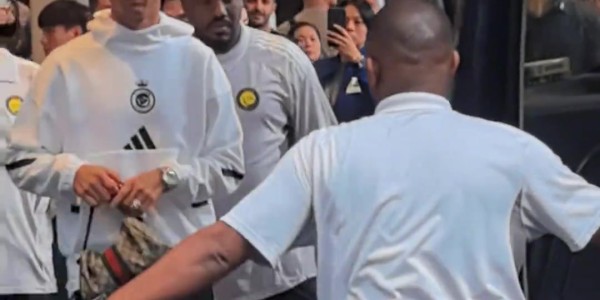 bob半岛体育官网-C罗上大巴前朝球迷比大拇指，手里还拿了一个葡萄牙球衣的Labubu